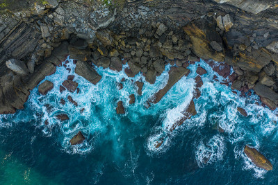 海浪在勒凯西奥海岸，巴斯克地区-无人机