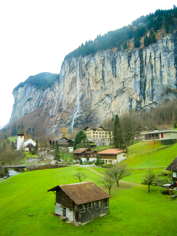 秋天，从Lauterbrunnen到Wengen的火车，Berner Oberland，伯尔尼州，瑞