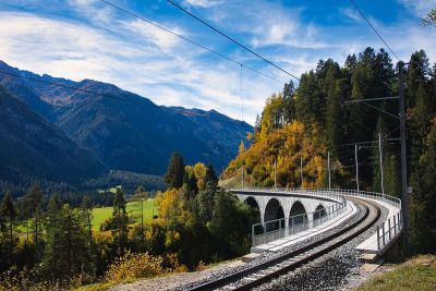 火车穿过瑞士格劳本登的Landwasserviadukt，从山谷到桥的视野