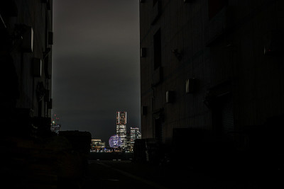 横滨港人未来的夜景从建筑物之间看过去