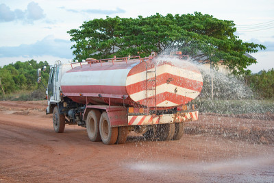 水车在为一个新的道路建筑工地喷水。