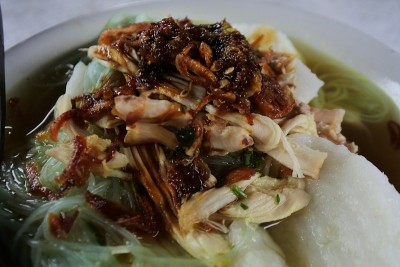 巴厘岛的“soto ayam”使用赖土帕，不同于其他地区使用大米。