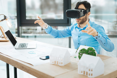刚毛建筑师测试他的新VR头盔
