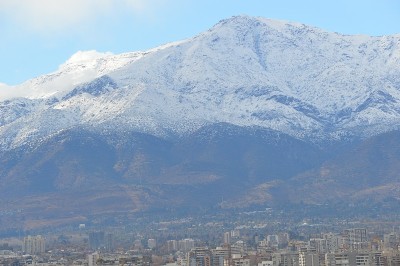 圣地亚哥和安第斯山脉，智利。