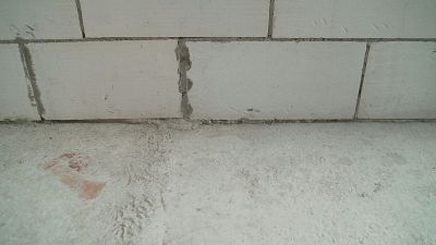 砌块墙和混凝土地板。新大楼的混凝土地板。