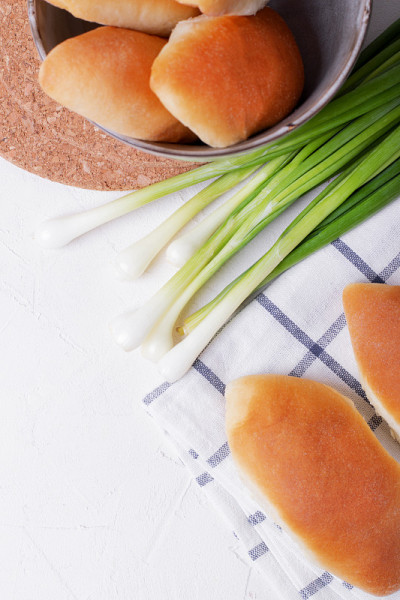 酵母面包与肉Pirozhki。俄罗斯烹饪烘焙产品