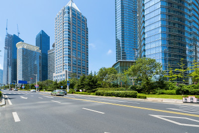 中国青岛的城市道路和现代化的办公大楼