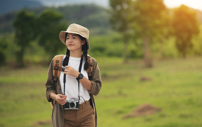 美丽的年轻亚洲女子旅行者背包客