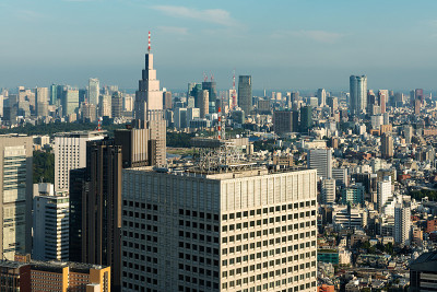 东京新宿的现代摩天大楼和写字楼