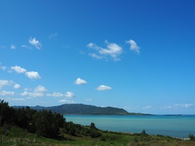 从日本冲绳县小浜岛的海滩上可以看到蓝色的大海和Iriomote岛