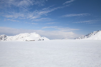 日本黑袍高山的雪山