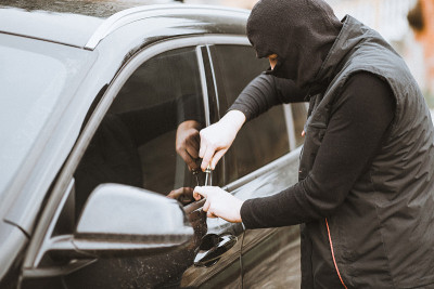 小偷想用螺丝刀撬车