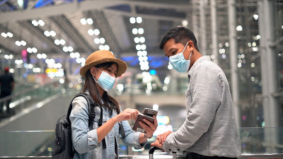 一对旅客坐在候机楼休息