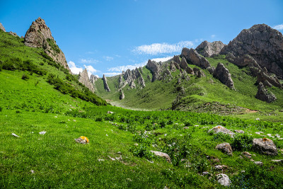 中国夏河附近的甘家草原和山脉
