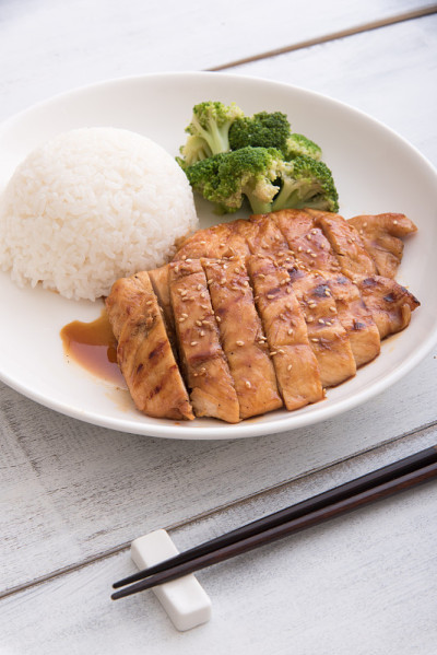 红烧鸡配椰菜饭