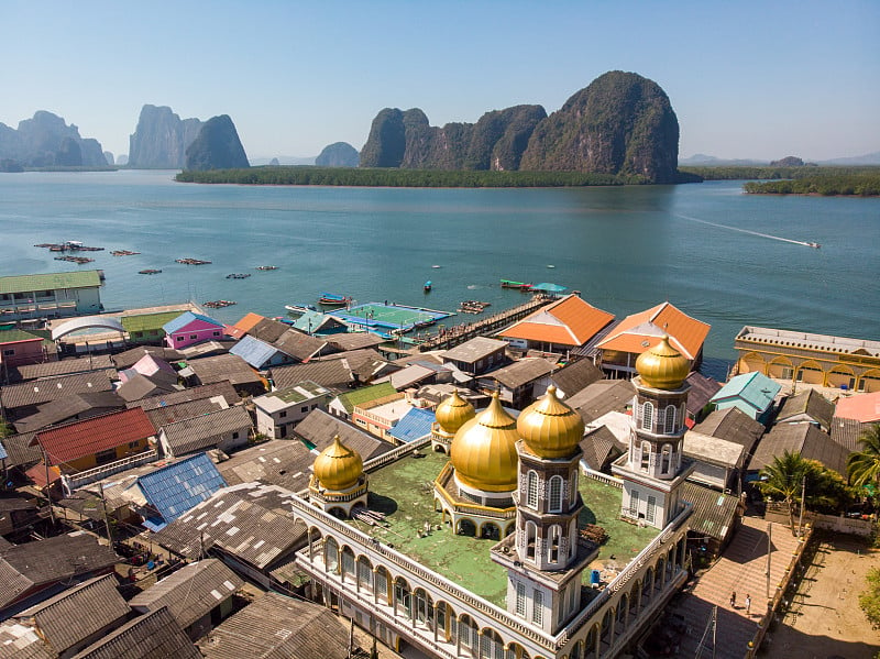 美丽的风景清真寺的大海和天空在Punyi岛的夏天，Ko Panyi或Koh Panyee，穆斯林渔村