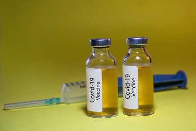 冠状病毒Covid-19疫苗，注射器在黑暗背景下分离