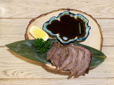 厚片烤和牛排配柠檬和黑酱-日式。