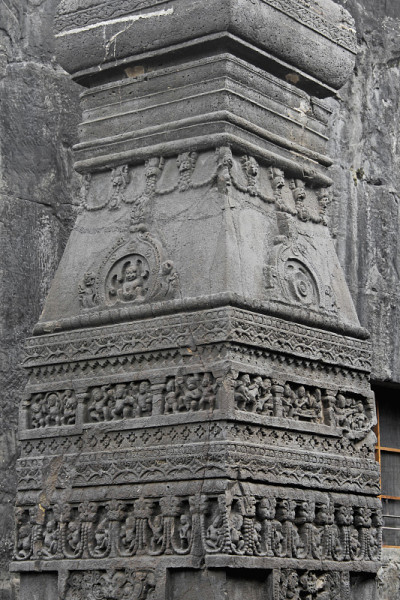 雕刻精美的方尖碑，stambha
