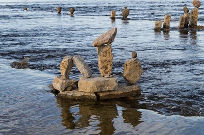 加拿大安大略省渥太华，渥太华河沿岸的Inukshuks