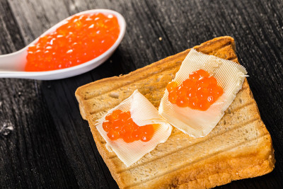 烤面包加黄油和鱼子酱