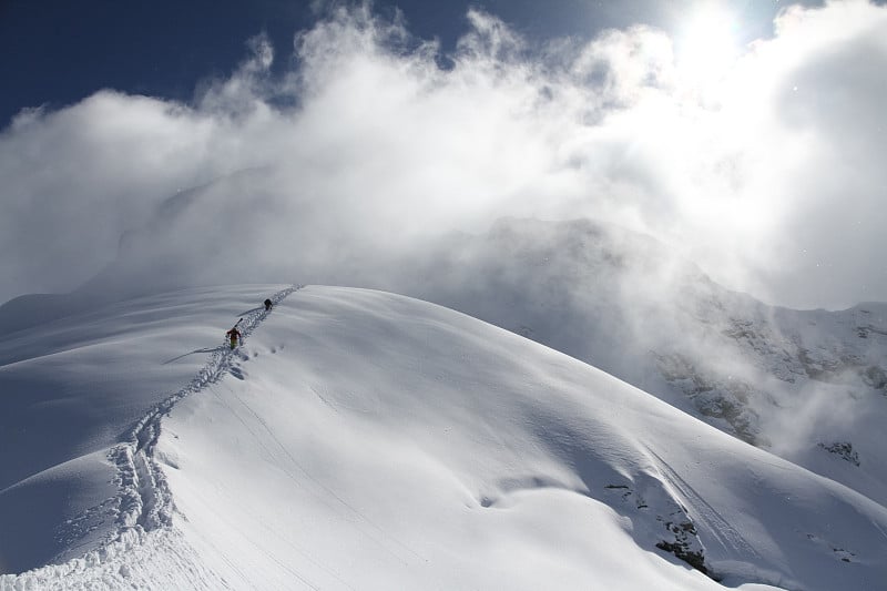 滑雪者攀登雪山