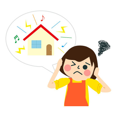 生气的女孩捂住耳朵不听声音。