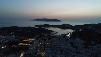 伊俄斯岛上的乔拉村的夜景