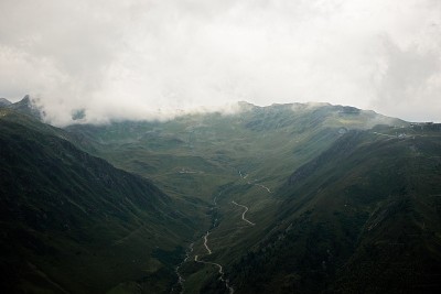 半圆顶岩景观草地在奥地利