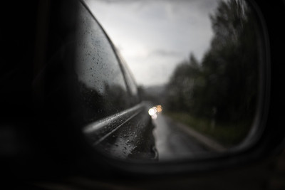 雨后的黄昏，高速公路上的汽车