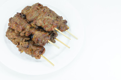 白底竹签烤猪肉