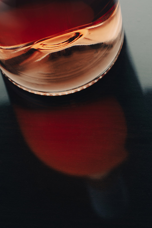 特写的玫瑰酒瓶平底船与反射