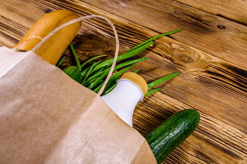 木桌上放着从食品店买来的各种食物。超市购物的概念