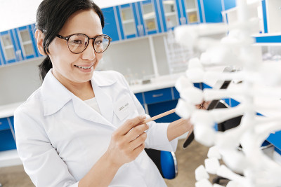 研究基因组学的聪明女性研究员