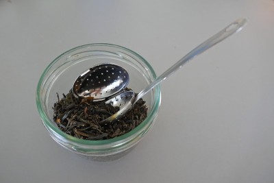 用银匙将绿茶烘干，并在储茶罐中放入茶叶过滤器