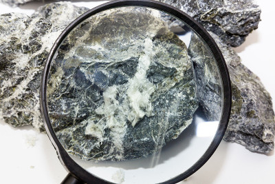 通过放大镜观察的矿物石棉