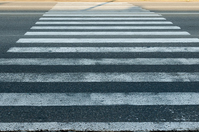 有人行横道的道路。路斑马。