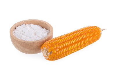 白玉米粉一种流行的食品配料，用于烘烤和使孤立在白色背景上的酱汁或汤增稠。