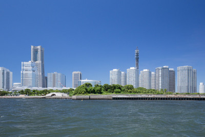 从海上眺望横滨地标塔周围