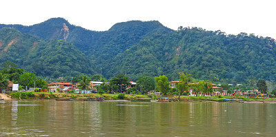 贝尼河岸边的鲁伦纳巴奎村。在亚马逊河，主要的运输路线是河流