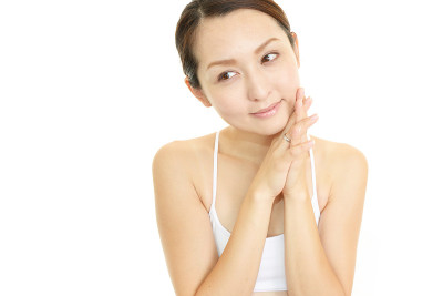 美丽的年轻女子微笑着