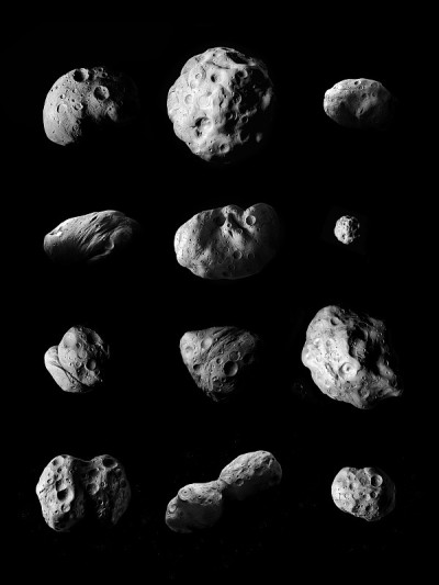 太阳系中的小行星以黑色为背景，比较不同小行星的大小。