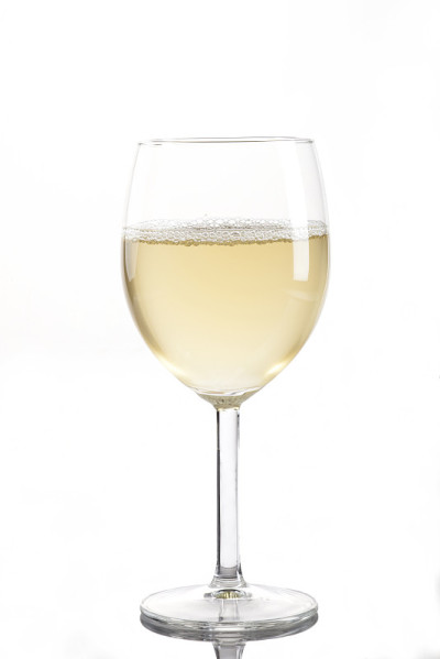 加白葡萄酒的酒杯