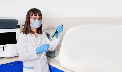 年轻的女博士实验室助理正在使用微管