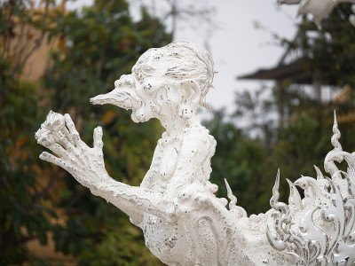近距离看，一座白色寺庙上的雕塑
