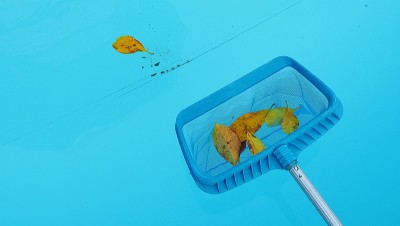 用蓝撇子清洗游泳池