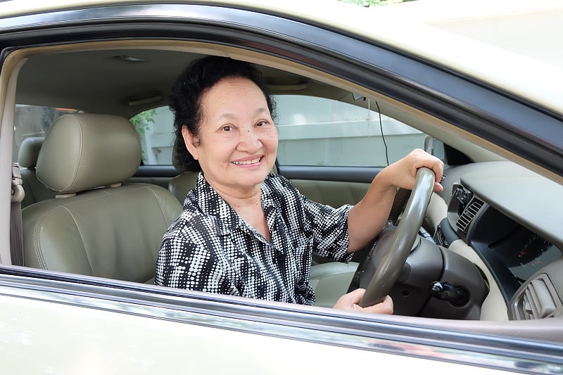 亚洲年长女性驾驶汽车