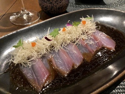 新鲜的金枪鱼生鱼片与酱油在现代日本餐厅