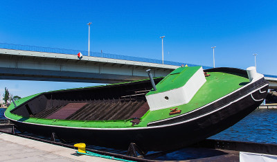倾斜的空船停靠坡道，奥德拉河，波兰