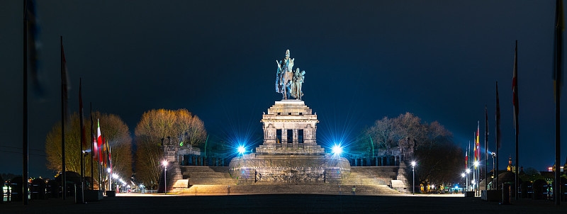 第一个德国皇帝威廉一世的骑马雕像夜景。德语:Deutsches Eck。德国摩泽尔河和莱茵河的汇合处